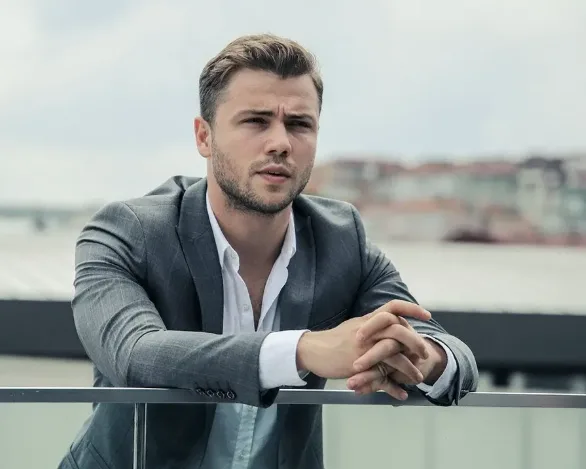 Tolga Sarıtaş Kimdir?