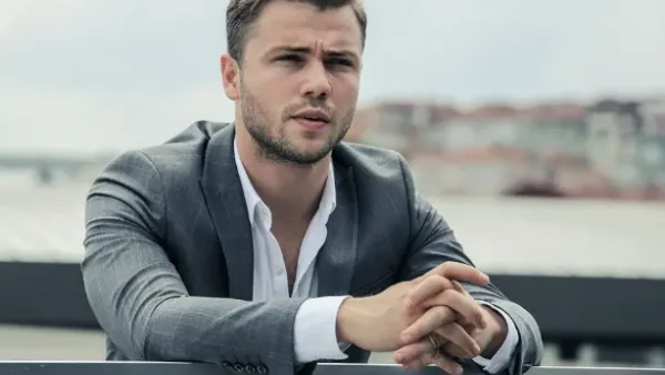 Tolga Sarıtaş Kimdir?
